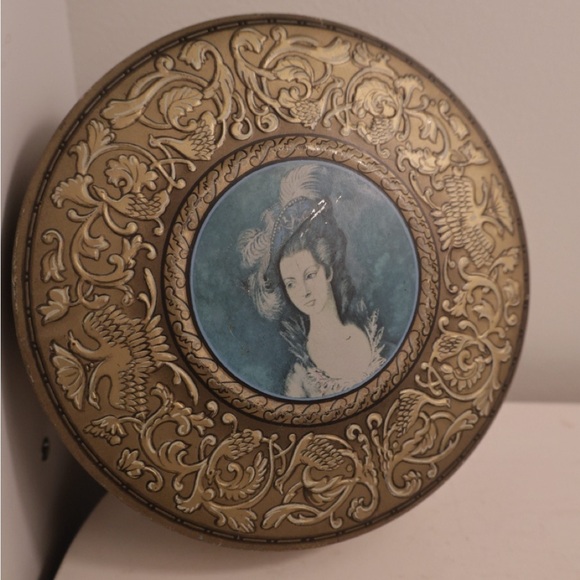 Vintage Ornate Gold and Blue Decorative tin - Picture 4 of 10